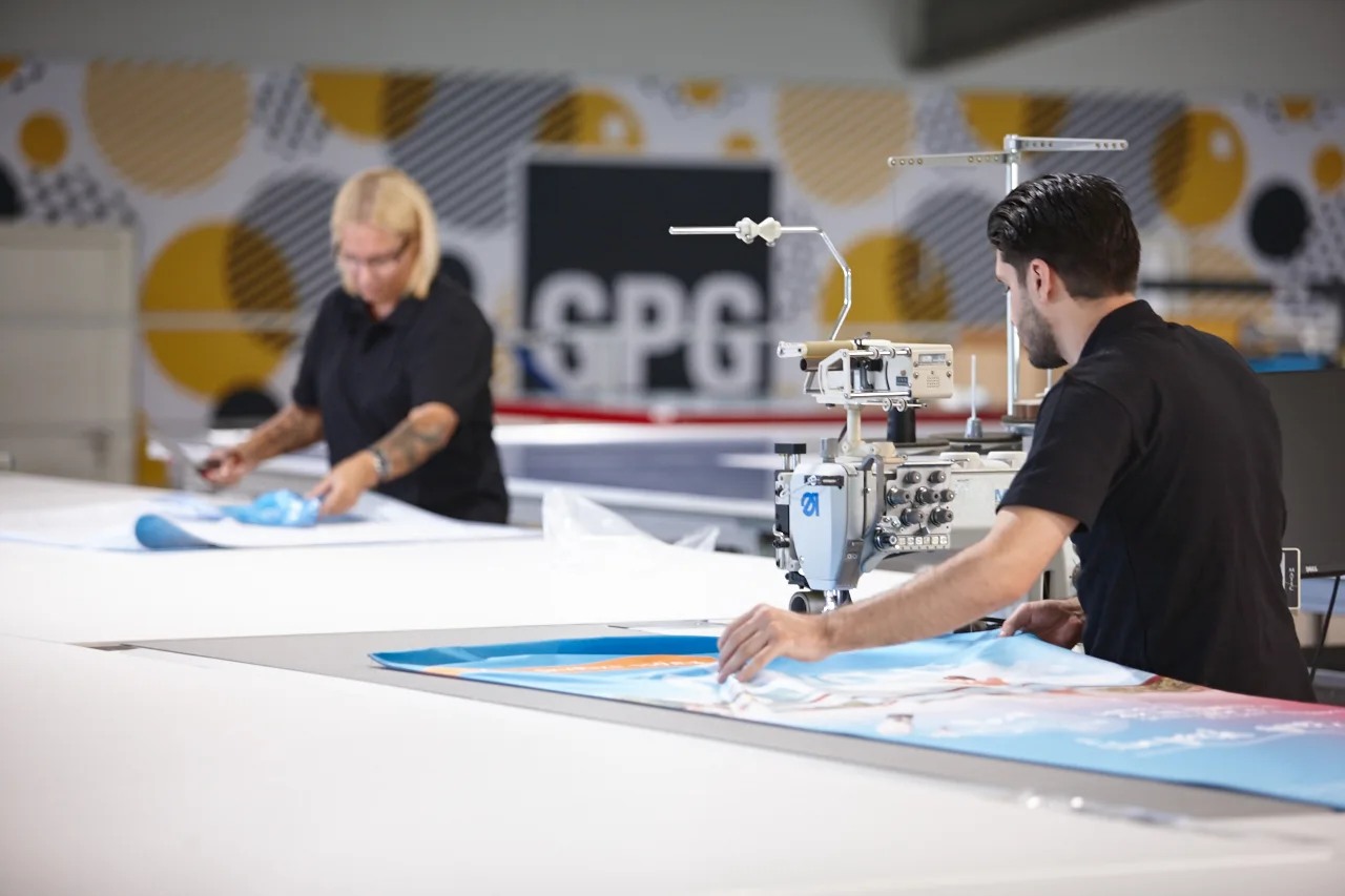 GPG-Team bei der Konfektion eines großformatig bedruckten Textils in Koblenz